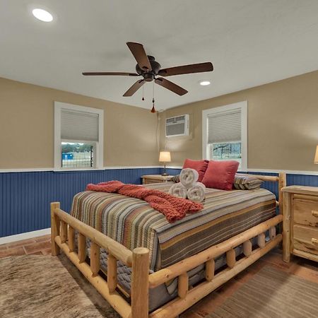 Ohana Ranch Cabin - 12 Minutes To Historic Main St 弗雷德里克斯堡 外观 照片