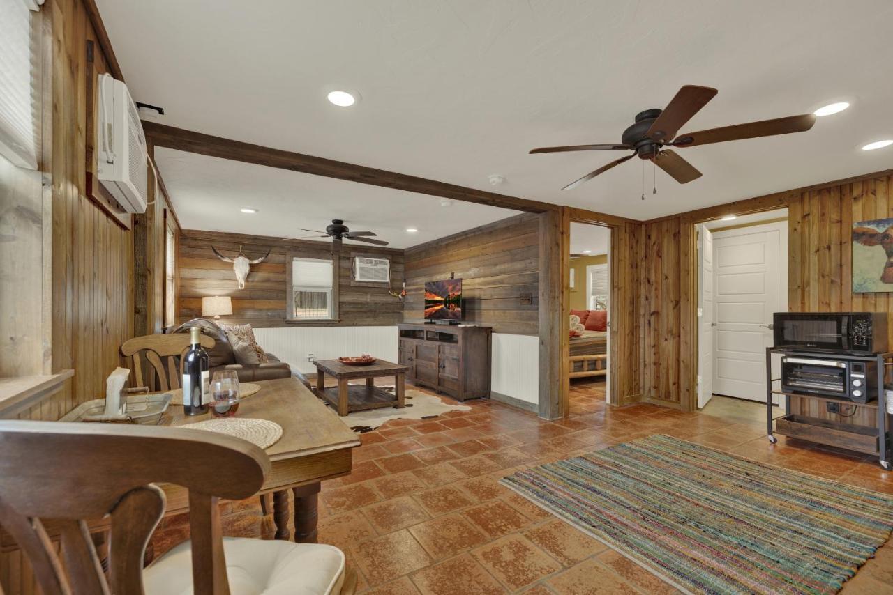 Ohana Ranch Cabin - 12 Minutes To Historic Main St 弗雷德里克斯堡 外观 照片