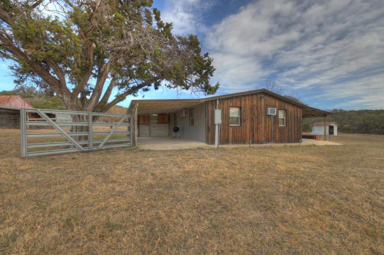 Ohana Ranch Cabin - 12 Minutes To Historic Main St 弗雷德里克斯堡 外观 照片