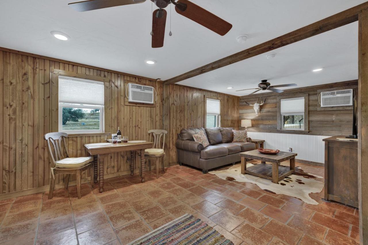 Ohana Ranch Cabin - 12 Minutes To Historic Main St 弗雷德里克斯堡 外观 照片